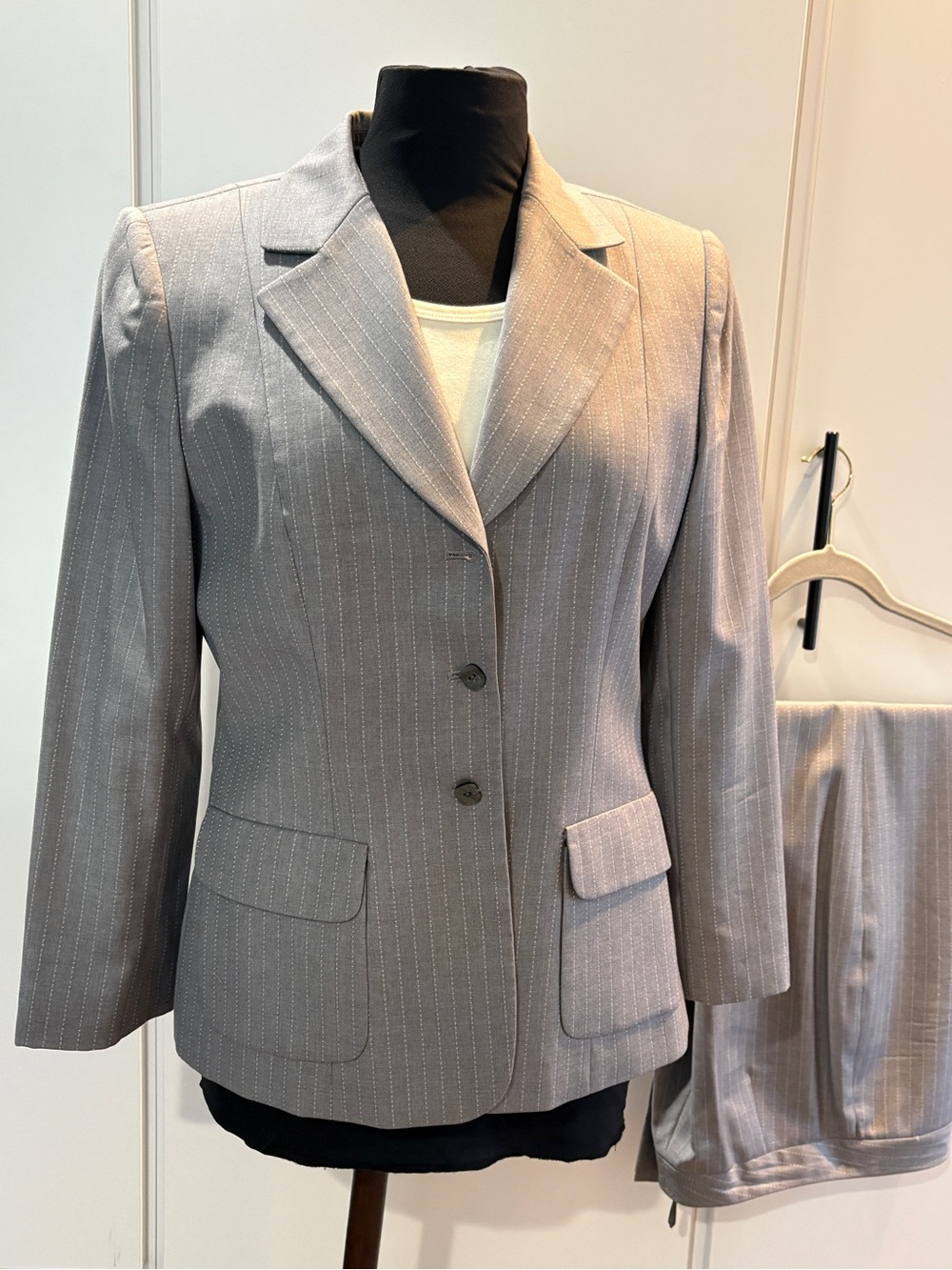 TAHARI Gray Pinstripe Women's Blazer Jacket & Slacks